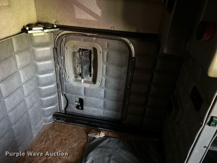 image for item MY9751 1997 Peterbilt 379  semi truck