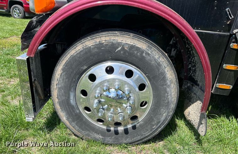 image for item MY9751 1997 Peterbilt 379  semi truck