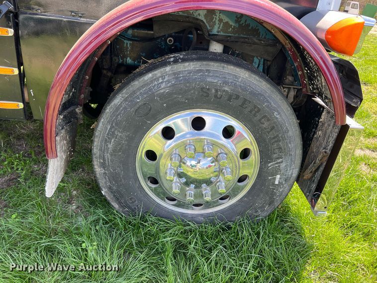 image for item MY9751 1997 Peterbilt 379  semi truck