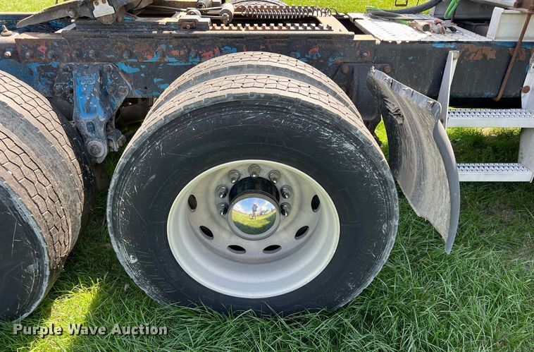 image for item MY9751 1997 Peterbilt 379  semi truck