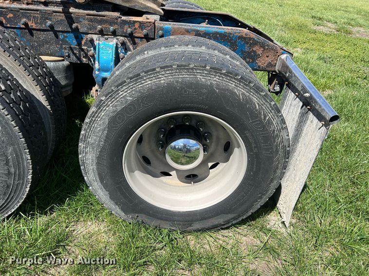 image for item MY9751 1997 Peterbilt 379  semi truck