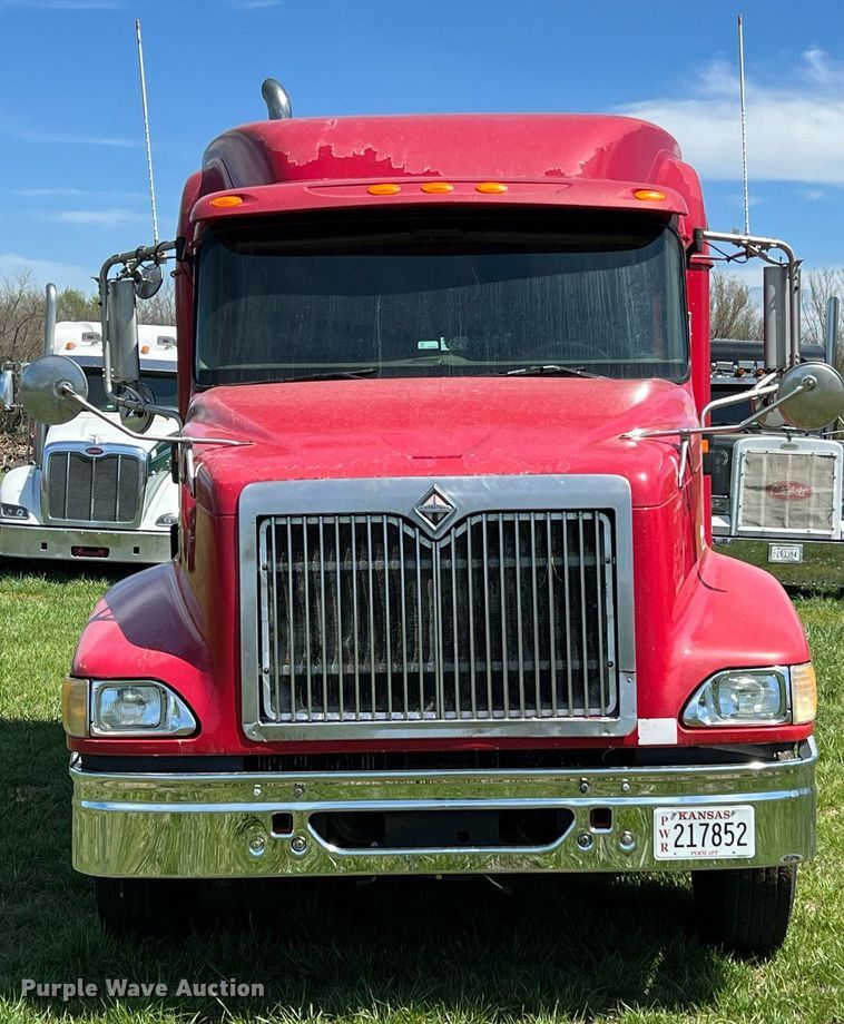 image for item MY9752 2006 International 9200i  semi truck