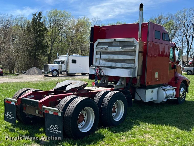 image for item MY9752 2006 International 9200i  semi truck