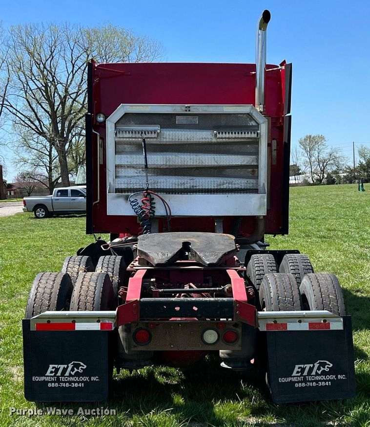 image for item MY9752 2006 International 9200i  semi truck