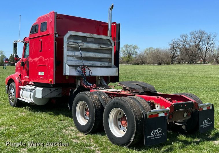 image for item MY9752 2006 International 9200i  semi truck