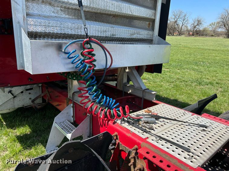 image for item MY9752 2006 International 9200i  semi truck