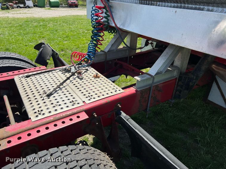 image for item MY9752 2006 International 9200i  semi truck