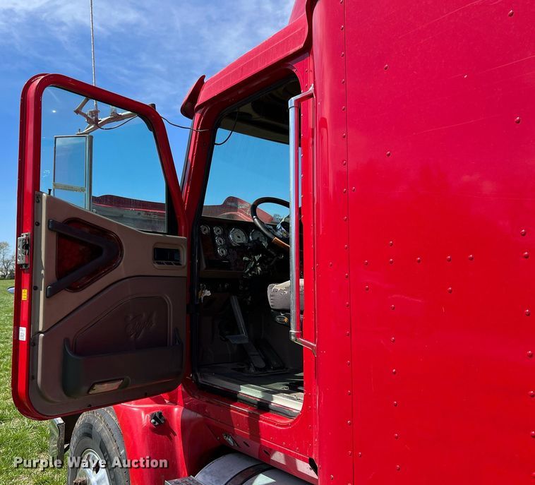 image for item MY9752 2006 International 9200i  semi truck