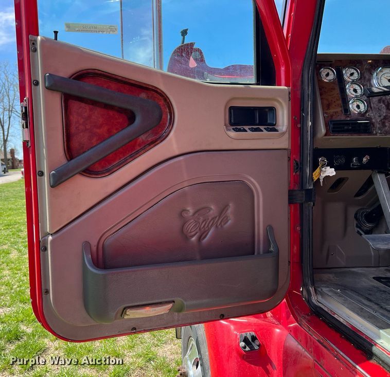 image for item MY9752 2006 International 9200i  semi truck