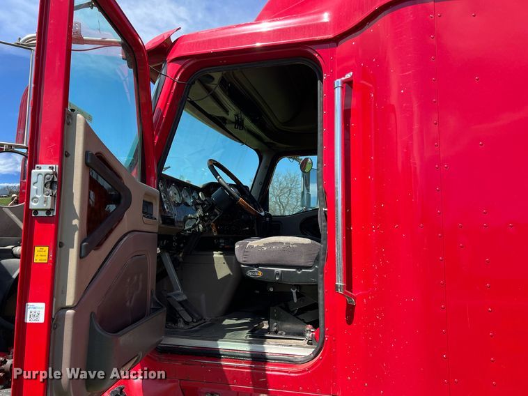 image for item MY9752 2006 International 9200i  semi truck