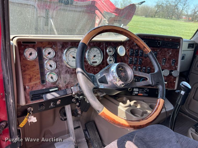 image for item MY9752 2006 International 9200i  semi truck