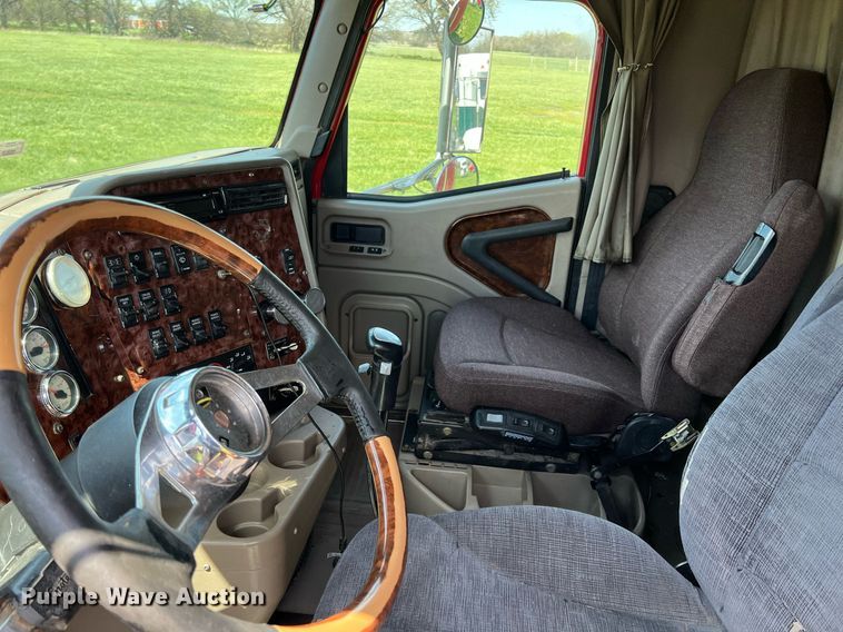 image for item MY9752 2006 International 9200i  semi truck