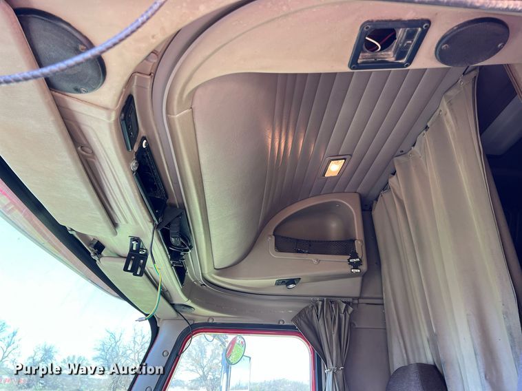 image for item MY9752 2006 International 9200i  semi truck