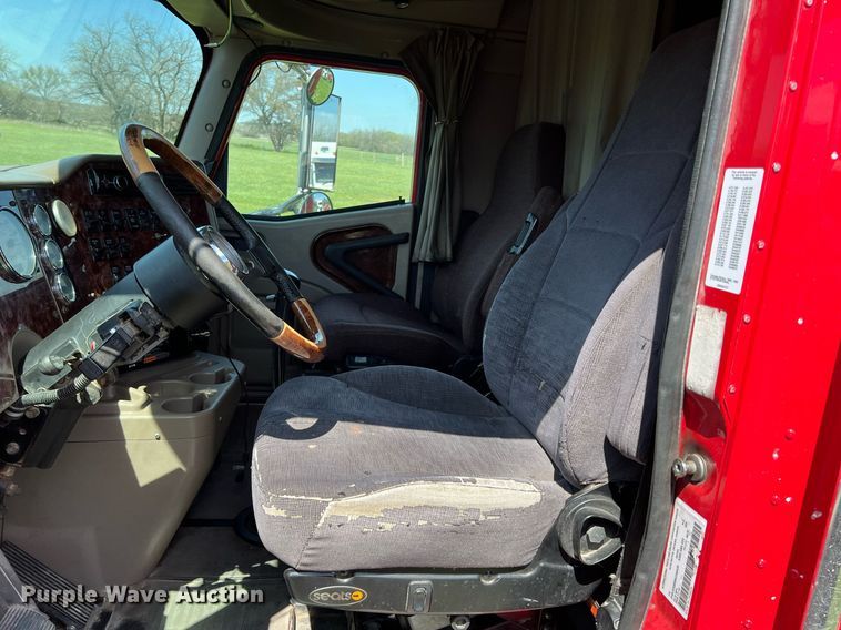 image for item MY9752 2006 International 9200i  semi truck