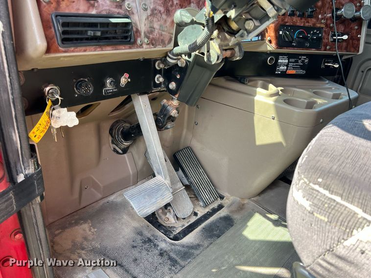 image for item MY9752 2006 International 9200i  semi truck