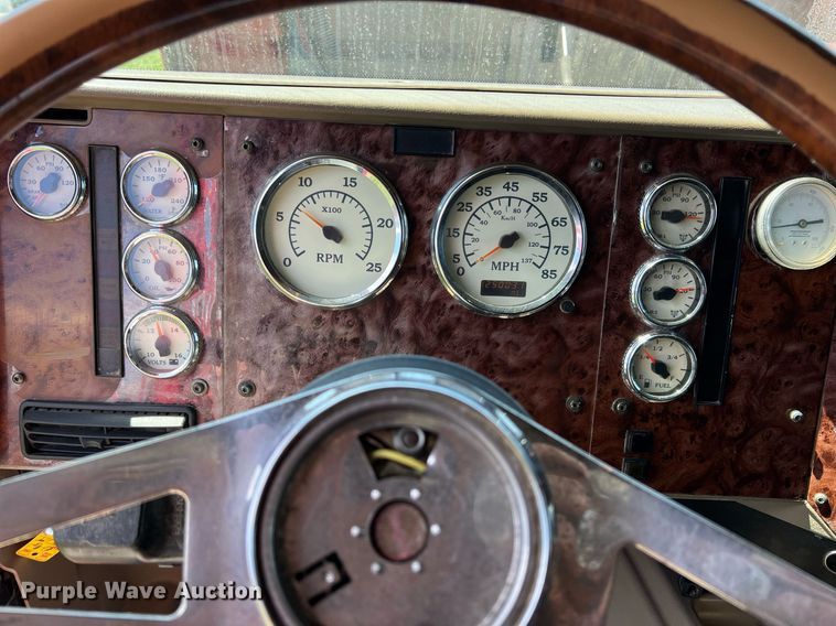 image for item MY9752 2006 International 9200i  semi truck