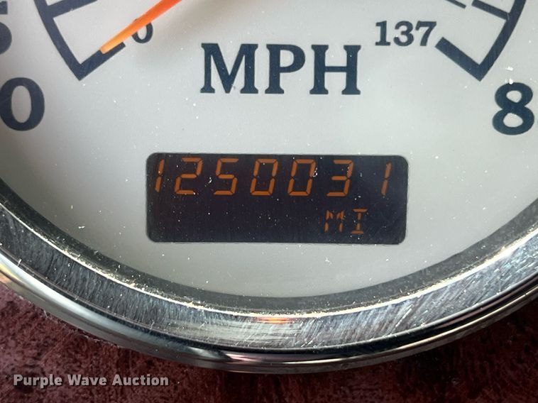 image for item MY9752 2006 International 9200i  semi truck