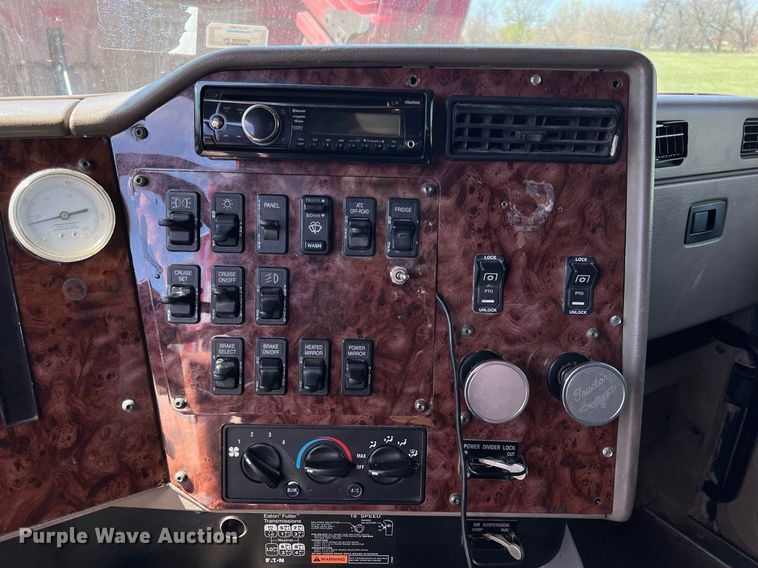 image for item MY9752 2006 International 9200i  semi truck