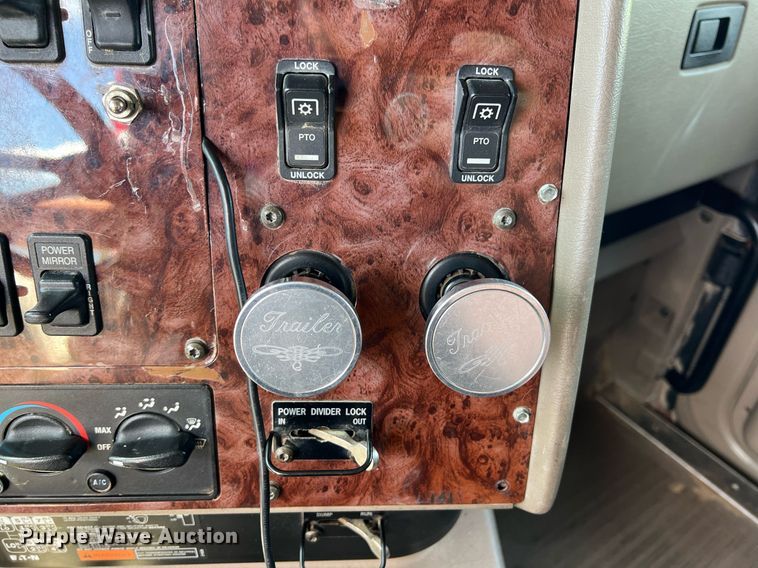 image for item MY9752 2006 International 9200i  semi truck