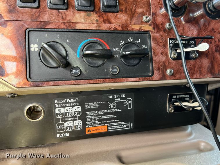 image for item MY9752 2006 International 9200i  semi truck