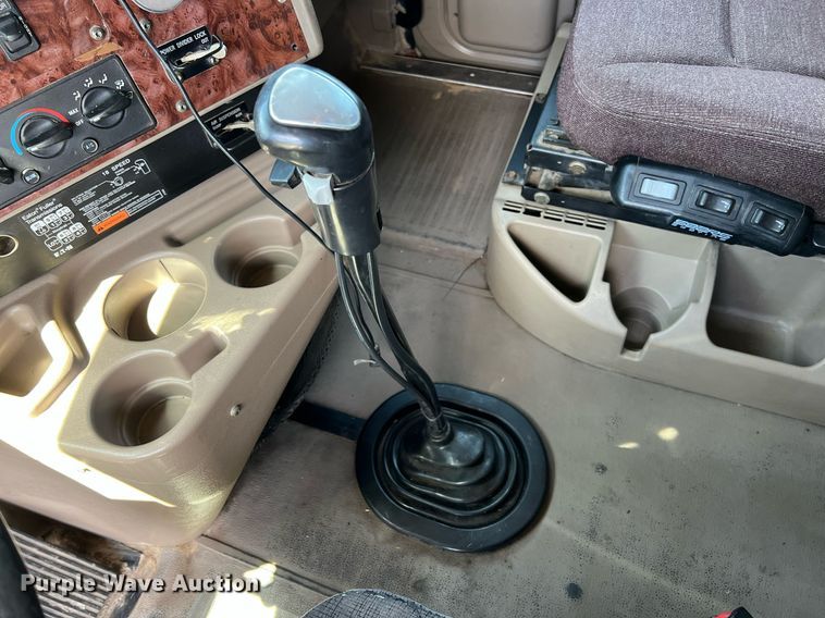 image for item MY9752 2006 International 9200i  semi truck