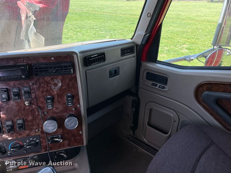 image for item MY9752 2006 International 9200i  semi truck