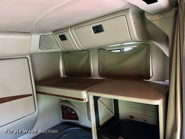 image for item MY9752 2006 International 9200i  semi truck