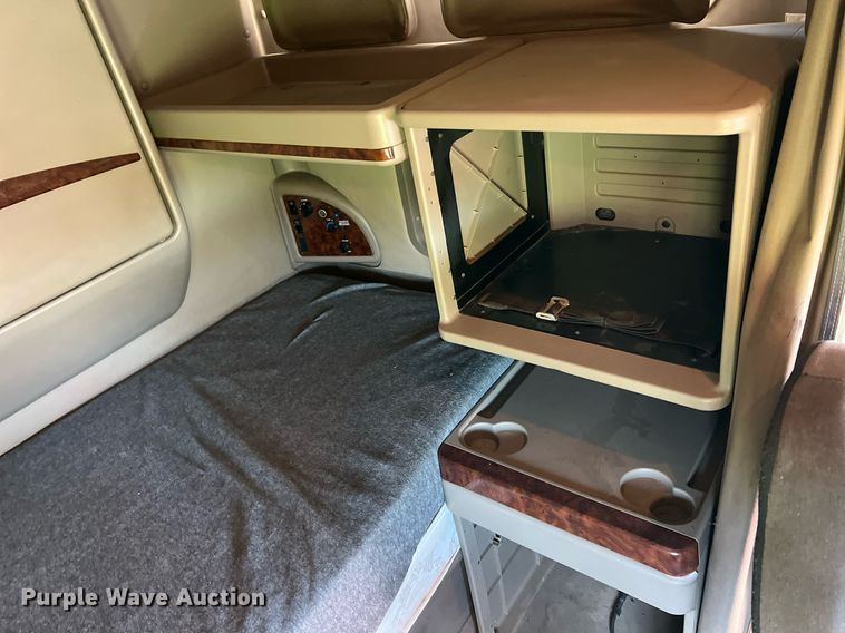 image for item MY9752 2006 International 9200i  semi truck