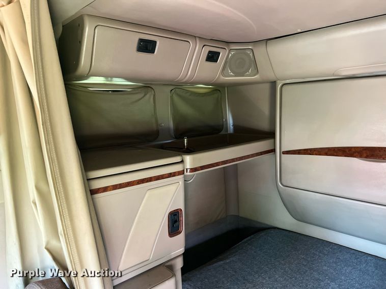 image for item MY9752 2006 International 9200i  semi truck