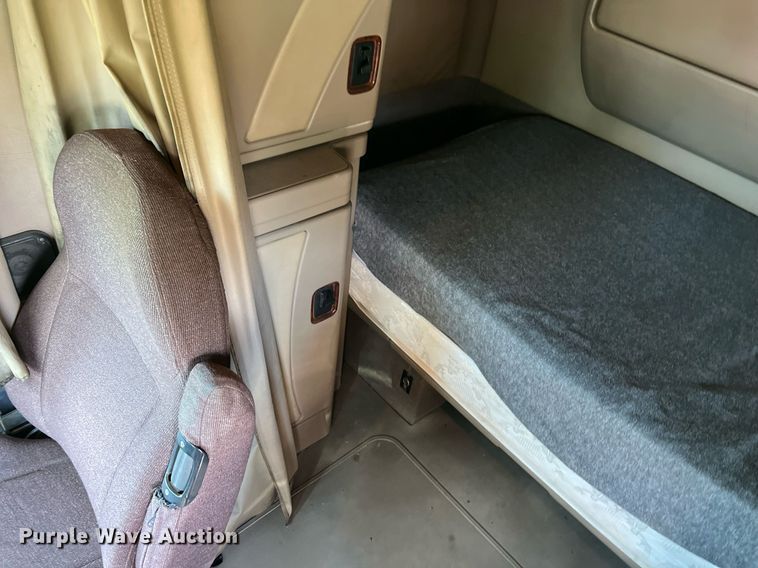 image for item MY9752 2006 International 9200i  semi truck