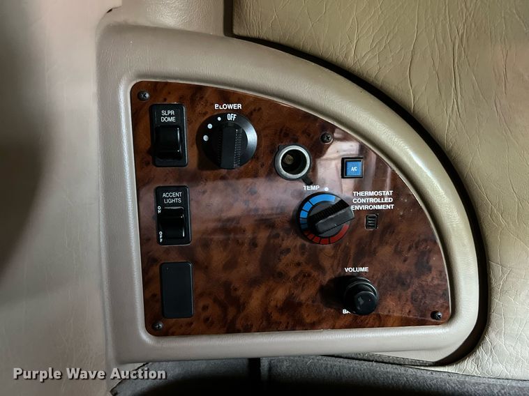 image for item MY9752 2006 International 9200i  semi truck