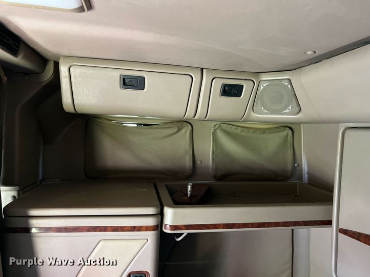 image for item MY9752 2006 International 9200i  semi truck