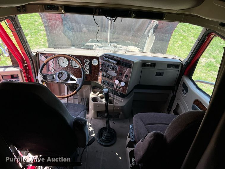 image for item MY9752 2006 International 9200i  semi truck