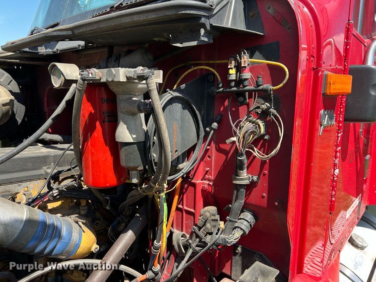 image for item MY9752 2006 International 9200i  semi truck