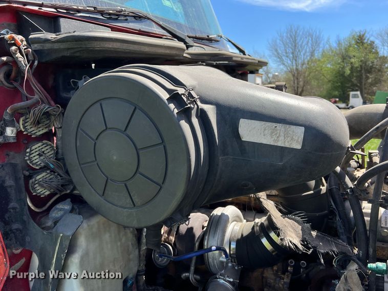 image for item MY9752 2006 International 9200i  semi truck