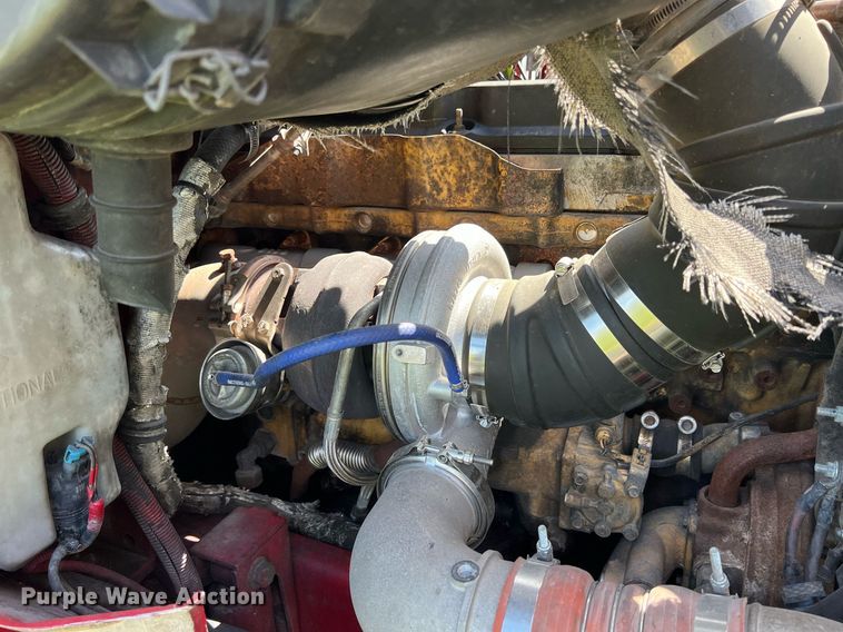 image for item MY9752 2006 International 9200i  semi truck