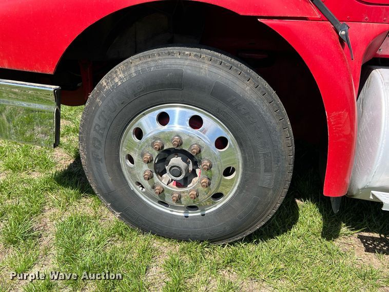 image for item MY9752 2006 International 9200i  semi truck