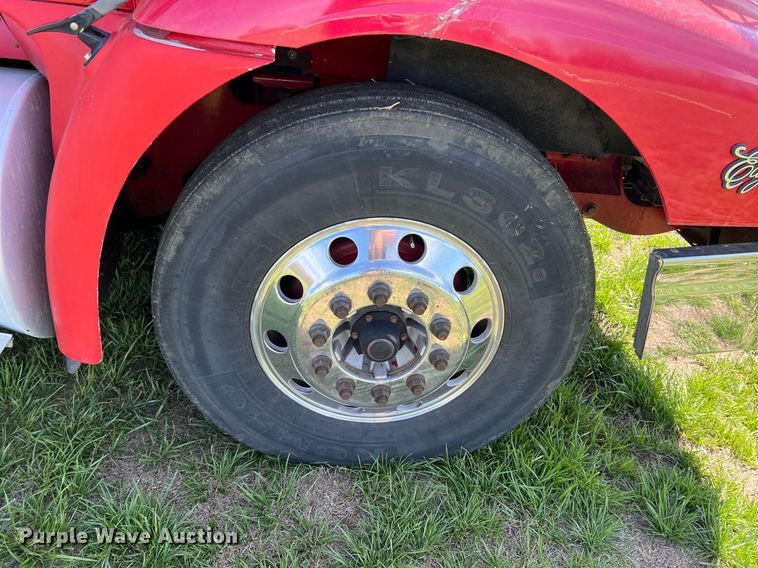 image for item MY9752 2006 International 9200i  semi truck