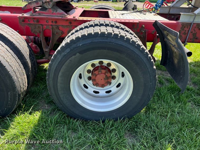 image for item MY9752 2006 International 9200i  semi truck