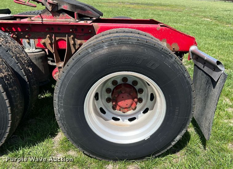 image for item MY9752 2006 International 9200i  semi truck