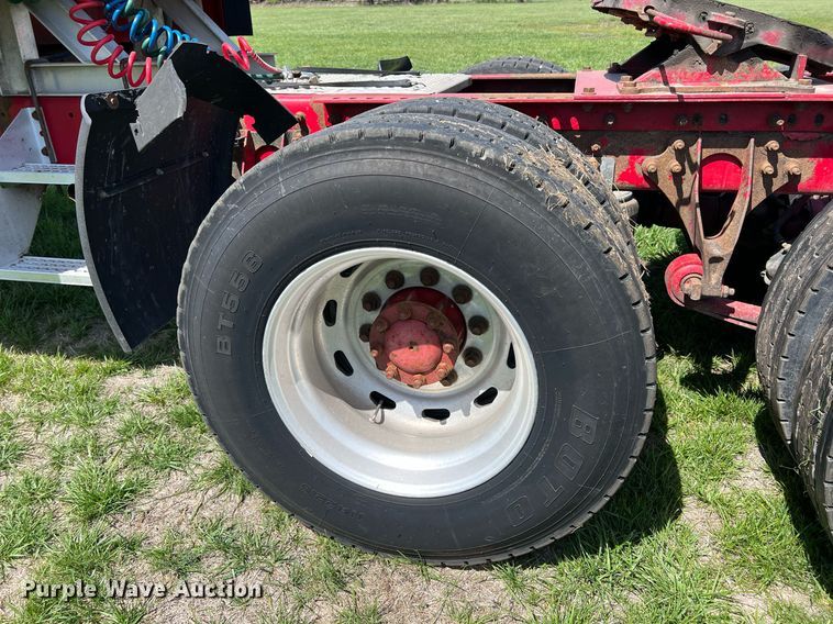 image for item MY9752 2006 International 9200i  semi truck