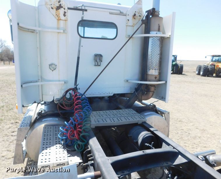 image for item DM2565 1998 Freightliner  semi truck