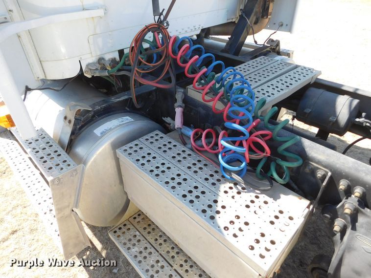 image for item DM2565 1998 Freightliner  semi truck