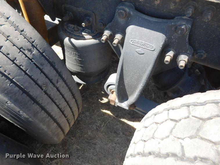 image for item DM2565 1998 Freightliner  semi truck