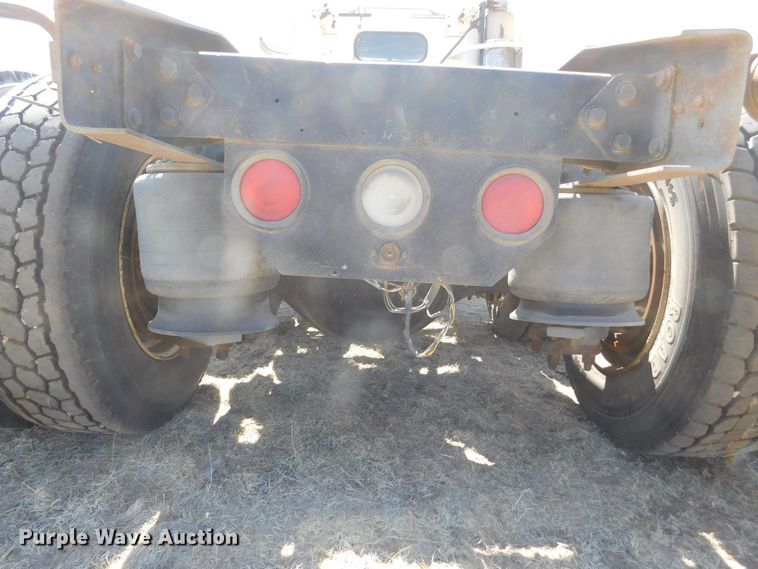 image for item DM2565 1998 Freightliner  semi truck