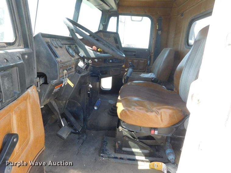 image for item DM2565 1998 Freightliner  semi truck