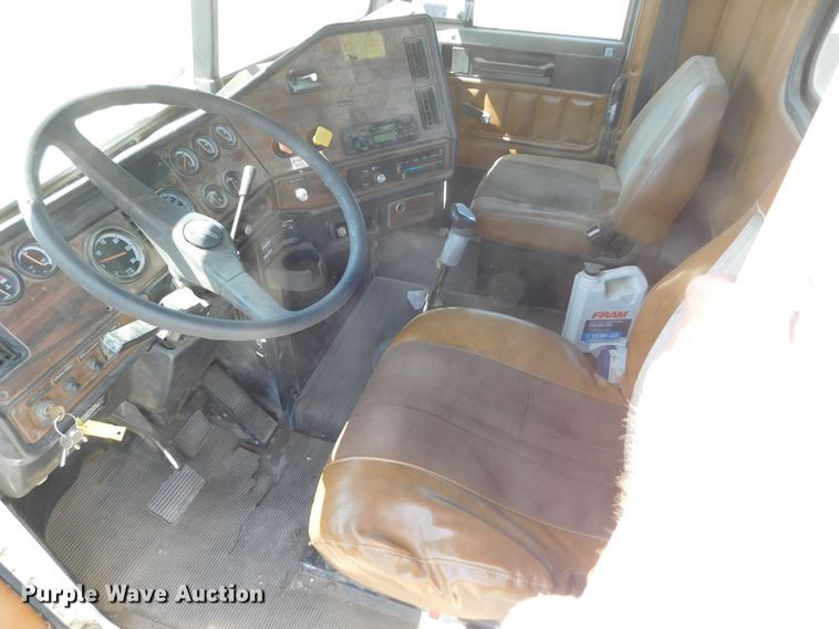 image for item DM2565 1998 Freightliner  semi truck