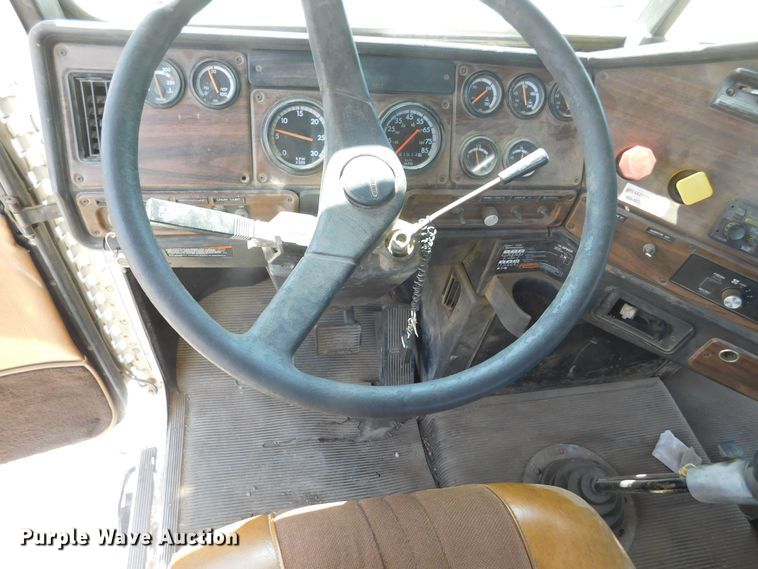 image for item DM2565 1998 Freightliner  semi truck