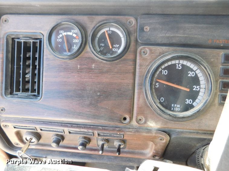 image for item DM2565 1998 Freightliner  semi truck