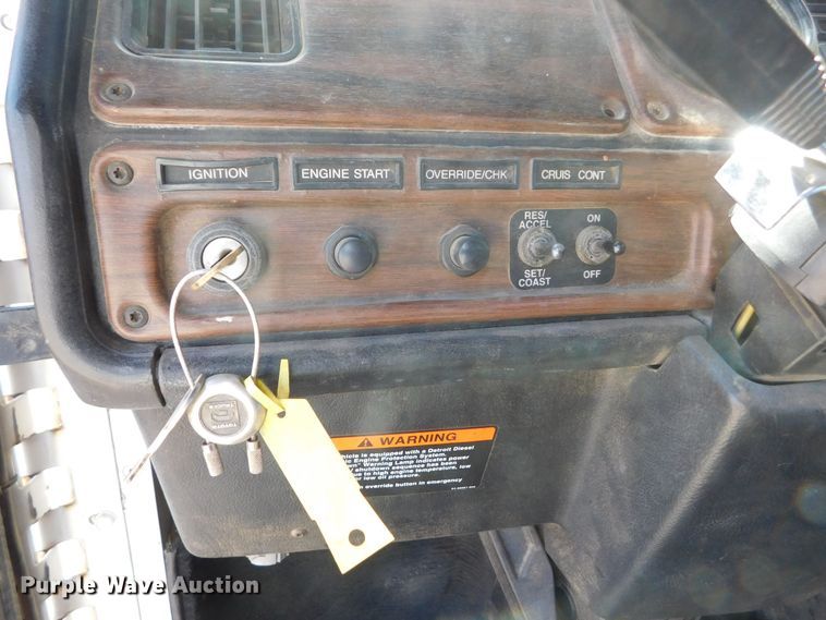 image for item DM2565 1998 Freightliner  semi truck